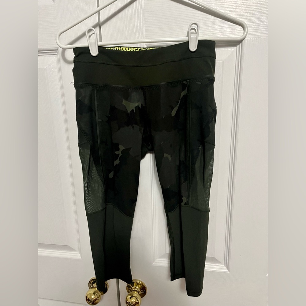 EUC Lululemon green camo cropped leggings with mesh. Size 4
